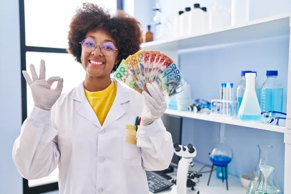 Joven Mujer Afroamericana Que Trabaja Laboratorio Científico Sosteniendo Dinero Haciendo —  Fotos de Stock
