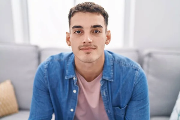 Jonge Spaanse Man Die Thuis Bank Zit Glimlachen — Stockfoto