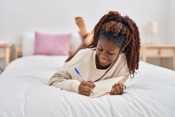 Africano Americano Mulher Escrevendo Notebook Deitado Cama Quarto — Fotografia de Stock