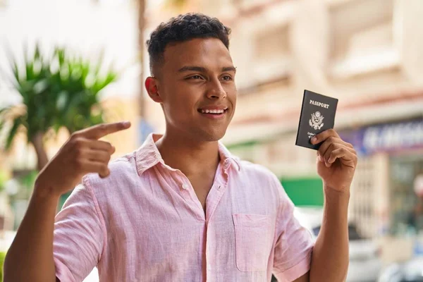 Młody Latynos Uśmiecha Się Pewnie Wskazując Palcem Paszport Ulicy — Zdjęcie stockowe