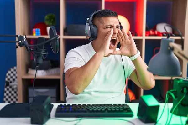 Νεαρός Ισπανός Παίζει Βιντεοπαιχνίδια Φωνάζοντας Θυμωμένος Δυνατά Χέρια Πάνω Από — Φωτογραφία Αρχείου