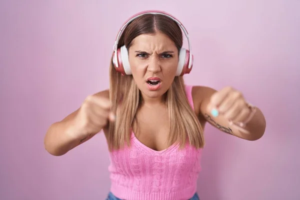 Mladá Blondýnka Která Poslouchá Hudbu Pomocí Sluchátek Vztekle Šíleně Zvedá — Stock fotografie
