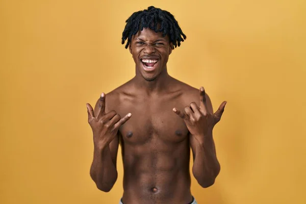Homem Africano Jovem Com Dreadlocks Shirtless Gritando Com Expressão Louca — Fotografia de Stock