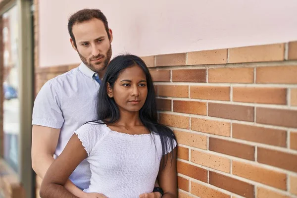 Hombre Mujer Interracial Pareja Abrazándose Pie Calle —  Fotos de Stock