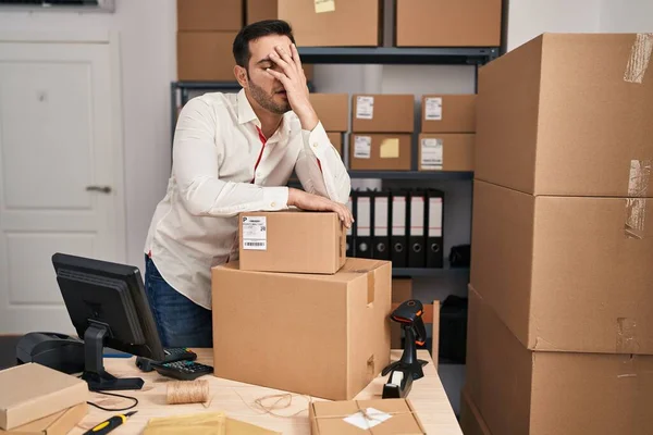 Junge Hispanische Mann Commerce Kaufmann Müde Angelehnt Pakete Büro — Stockfoto