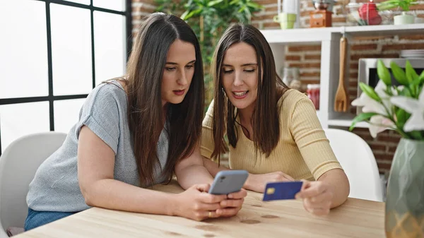 Dos Mujeres Compras Línea Con Teléfono Inteligente Tarjeta Crédito Comedor — Foto de Stock
