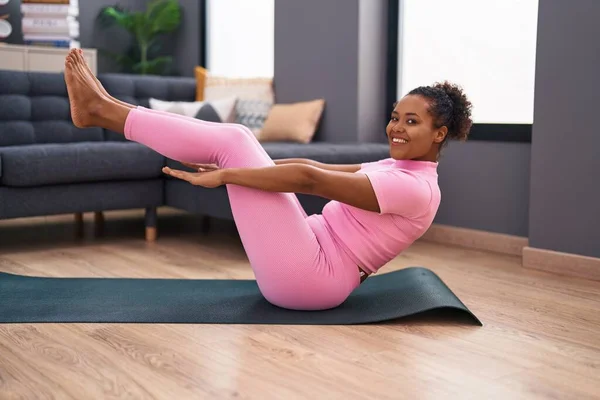 Africano Americano Mulher Sorrindo Abs Treinamento Confiante Exercício Casa — Fotografia de Stock