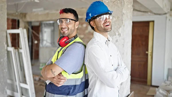 Dois Homens Construtor Arquiteto Sorrindo Confiante Com Braços Cruzados Gesto — Fotografia de Stock
