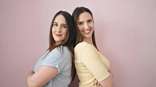 Dos Mujeres Sonriendo Confiadas Pie Con Los Brazos Cruzados Gesto —  Fotos de Stock