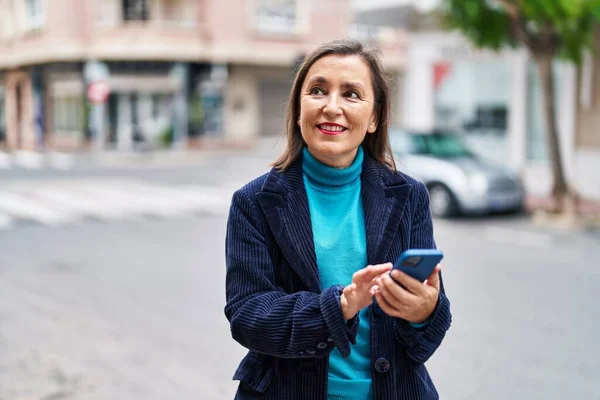 Μεσήλικας Γυναίκα Στέλεχος Των Επιχειρήσεων Χρησιμοποιώντας Smartphone Στο Δρόμο — Φωτογραφία Αρχείου