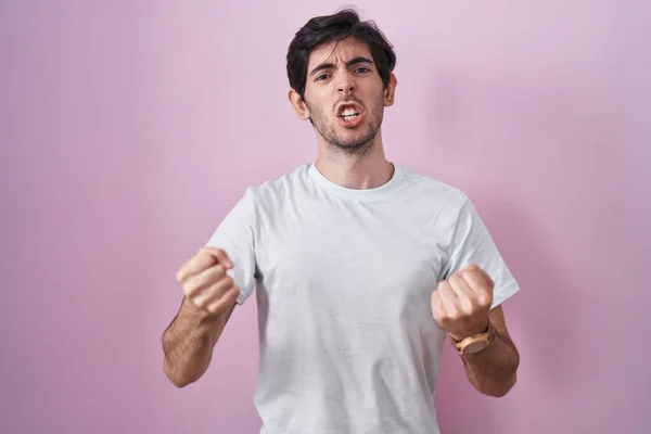 Junger Hispanischer Mann Steht Wütend Und Wütend Vor Rosa Hintergrund — Stockfoto