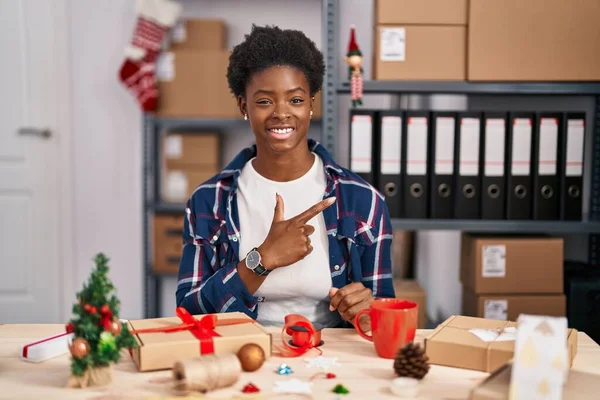 Afroamerikanerin Arbeitet Einem Kleinen Geschäft Und Macht Weihnachtsdekoration Fröhlich Mit — Stockfoto