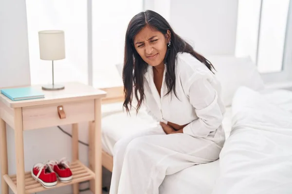 Молодая Красивая Латиноамериканка Страдает Менструальной Боли Сидя Кровати Спальне — стоковое фото