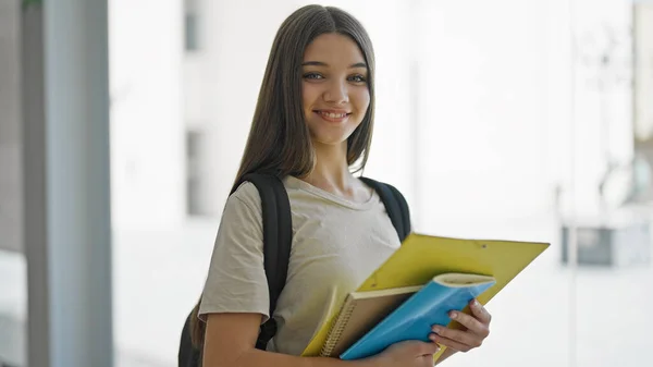 Junge Schöne Studentin Trägt Rucksack Mit Büchern Der Bibliothek — Stockfoto