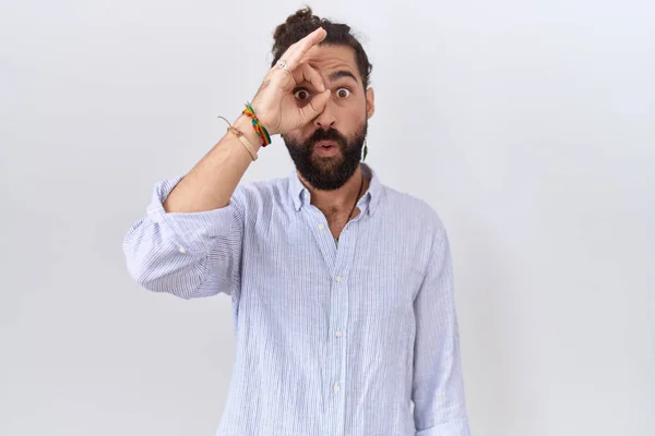 Латиноамериканец Бородой Повседневной Рубашке Делает Нормальный Жест Шокирован Удивленным Лицом — стоковое фото
