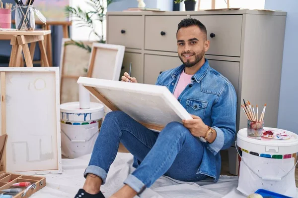 Young Hispanic Man Artist Smiling Confident Drawing Art Studio — ストック写真