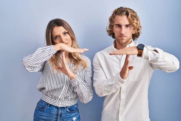 Young Couple Standing Blue Background Doing Time Out Gesture Hands — Stock Photo, Image
