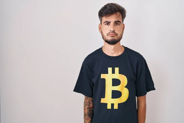 Joven Hombre Hispano Con Tatuajes Con Camiseta Bitcoin Deprimido Preocupado —  Fotos de Stock
