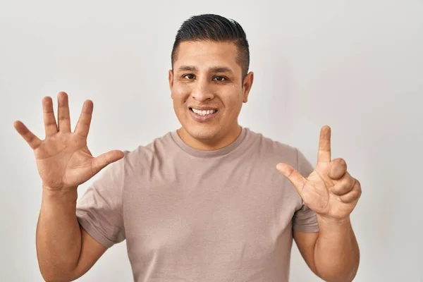 Hispánský Mladý Muž Stojící Nad Bílým Pozadím Ukazující Ukazující Prsty — Stock fotografie