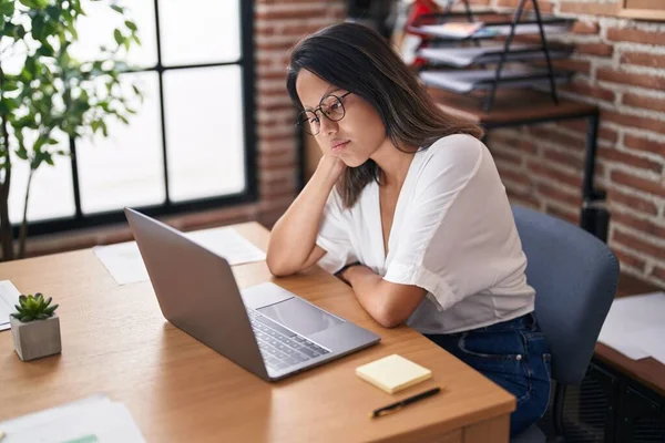 Young Hispanic Woman Business Worker Stressed Using Laptop Office — Stockfoto