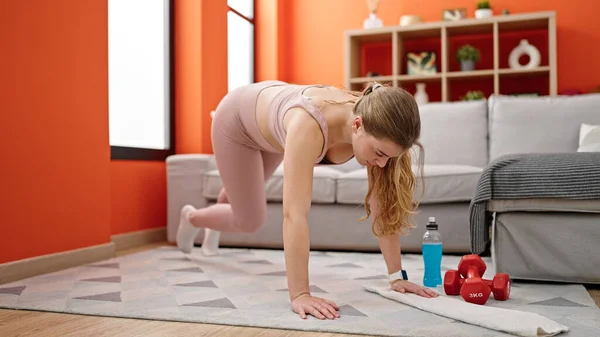 Genç Sarışın Kadın Evde Vücut Egzersizi Yapıyor — Stok fotoğraf