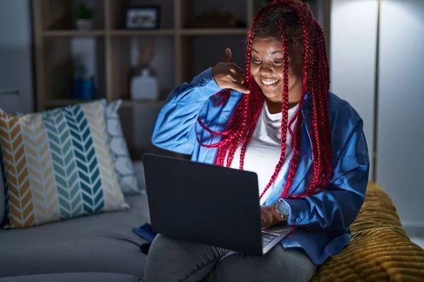 Αφροαμερικανή Γυναίκα Πλεγμένα Μαλλιά Χρησιμοποιώντας Φορητό Υπολογιστή Νύχτα Χαμογελώντας Κάνοντας — Φωτογραφία Αρχείου