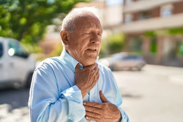 Yaşlı Gri Saçlı Adam Sokakta Kalp Krizi Geçirip Acı Çekiyor — Stok fotoğraf
