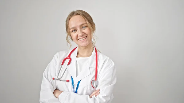 Junge Blonde Ärztin Lächelt Selbstbewusst Mit Verschränkten Armen Vor Isoliertem — Stockfoto