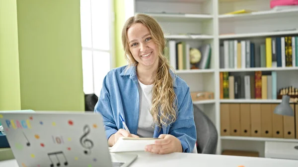 Młoda Blondynka Student Pomocą Laptopa Pisanie Notatek Uniwersytecie Biblioteki — Zdjęcie stockowe