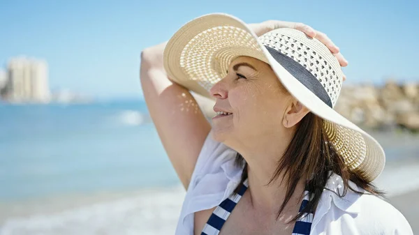 Hispanische Touristin Mittleren Alters Lächelt Mit Sommermütze Strand — Stockfoto