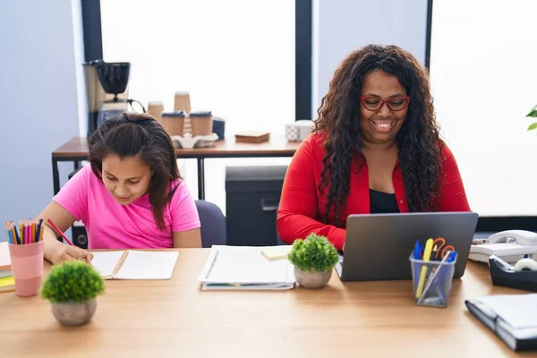 Mother Daughter Smiling Confident Working Office — Stock Photo, Image