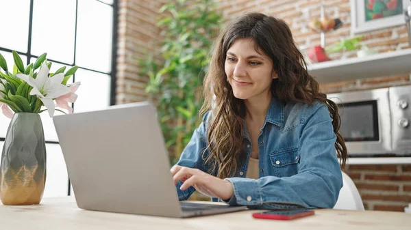 Νεαρή Όμορφη Ισπανόφωνη Γυναίκα Που Χρησιμοποιεί Φορητό Υπολογιστή Κάθεται Στο — Φωτογραφία Αρχείου