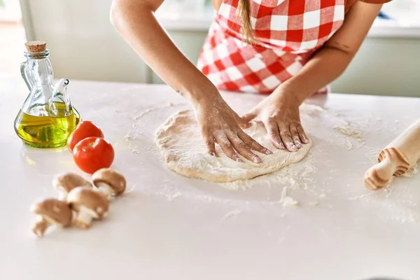 Young Beautiful Hispanic Woman Kneading Dough Pizza Hands Kitchen — Stock Photo, Image