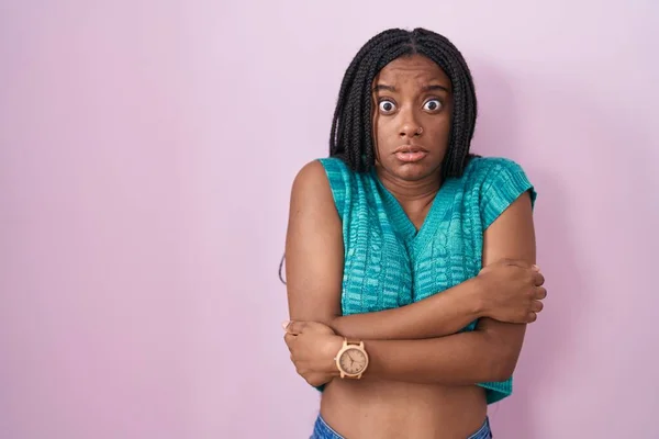 Fiatal Afro Amerikai Fonott Fölött Áll Rózsaszín Háttér Remegés Fagyasztás — Stock Fotó