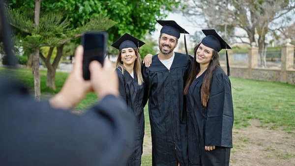 Groupe Personnes Diplômés Prenant Des Photos Par Smartphone Sur Campus — Photo