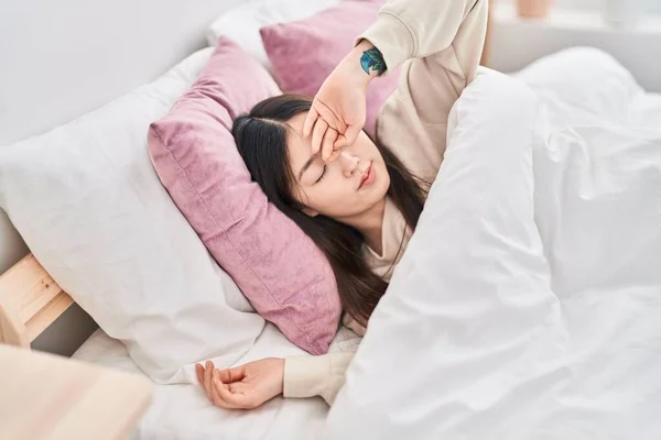 Chinês Mulher Deitada Cama Dormindo Quarto — Fotografia de Stock