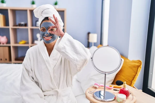 Mulher Hispânica Com Cabelo Escuro Usando Máscara Facial Beleza Sorrindo — Fotografia de Stock