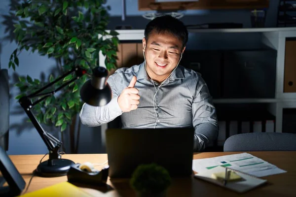Jonge Chinezen Die Nachts Met Een Laptop Werken Maken Een — Stockfoto