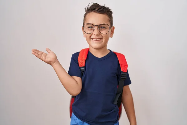 Gözlüklü Öğrenci Çantalı Küçük Spanyol Çocuk Başarıyı Mutlu Bir Gülümsemeyle — Stok fotoğraf