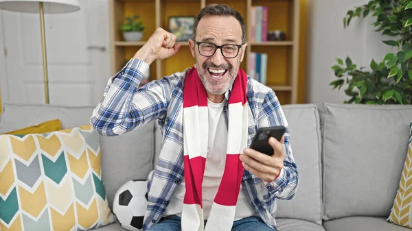 Hombre Mediana Edad Que Apoya Equipo Fútbol Utilizando Teléfono Inteligente — Foto de Stock