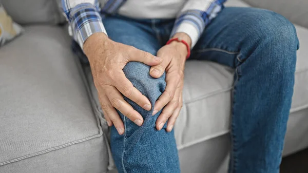 Middle Age Man Sitting Sofa Suffering Knee Injury Home — Stock Photo, Image