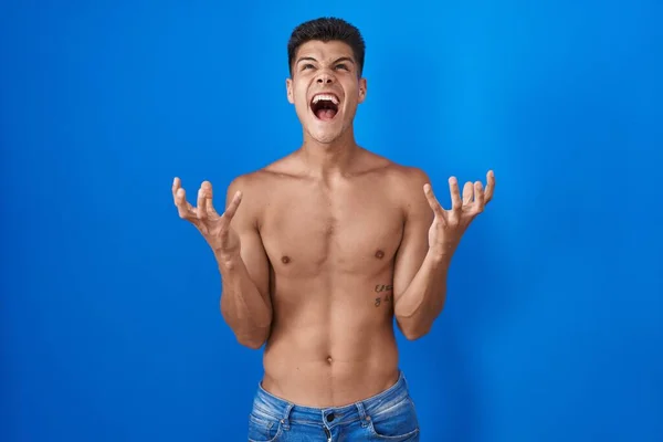 Jovem Hispânico Sem Camisa Sobre Fundo Azul Louco Louco Gritando — Fotografia de Stock