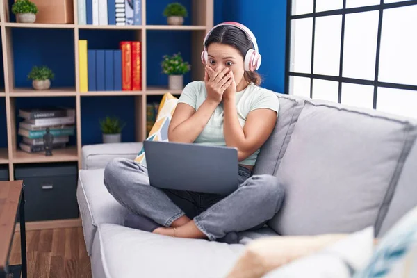 Evde Dizüstü Bilgisayar Kullanan Kulaklık Takan Latin Kökenli Genç Bir — Stok fotoğraf