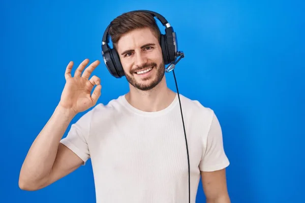 Hispanic Man Med Skägg Lyssnar Musik Bär Hörlurar Ler Positivt — Stockfoto