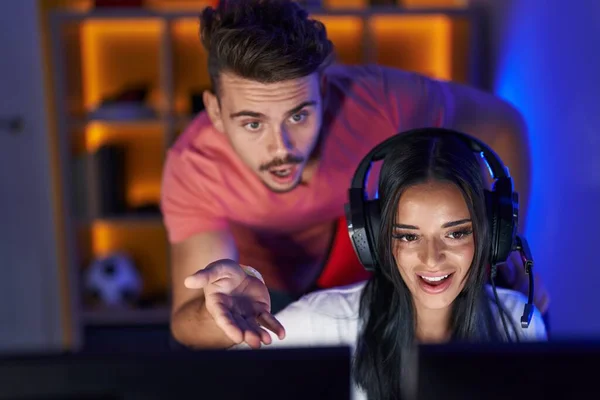 Homem Mulher Streamers Jogando Videogame Usando Computador Sala Jogos — Fotografia de Stock