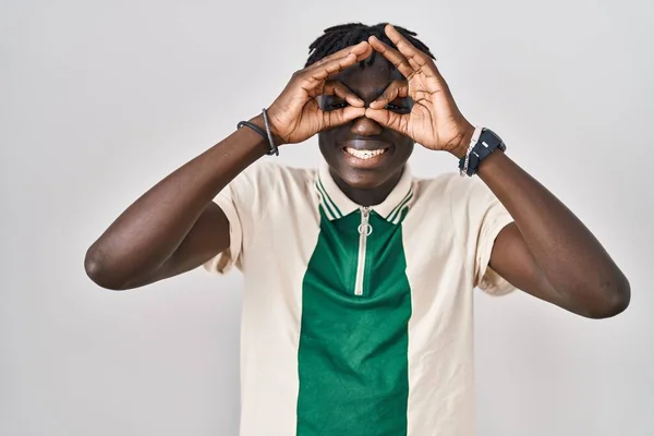 Homme Africain Avec Dreadlocks Debout Sur Fond Isolé Faisant Geste — Photo