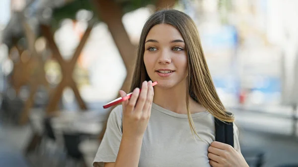 Молодая Красивая Студентка Рюкзаке Отправляет Голосовое Сообщение Смартфона Улице — стоковое фото