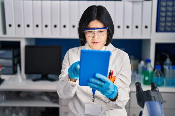 Молодая Китаянка Ученый Использует Тачпад Работающий Лаборатории — стоковое фото