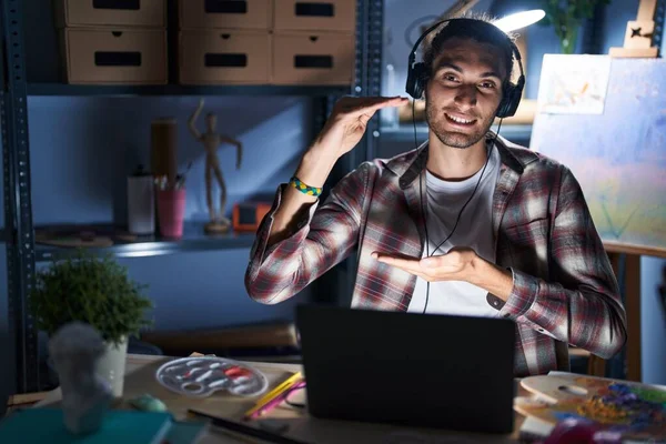Genç Spanyol Bir Adam Gecenin Geç Saatlerinde Dizüstü Bilgisayarla Resim — Stok fotoğraf