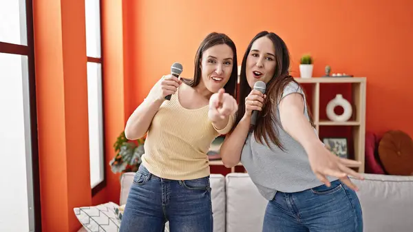 Duas Mulheres Cantando Música Dançando Casa — Fotografia de Stock